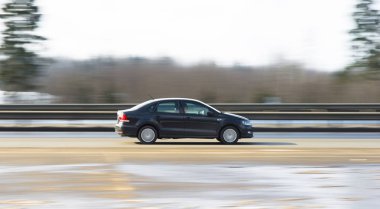 Sankt-Petersburg, Rusya, 12 Mart 2018: Aile arabası otoyolda, hareket bulanıklığı etkisi