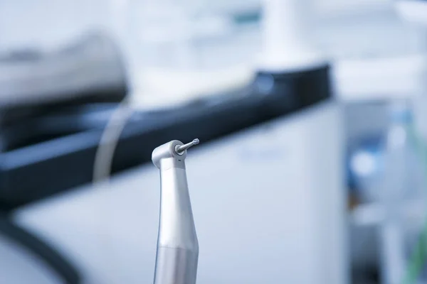 牙科器械 Denta高速涡轮机 牙钻圆筒上有手片 牙龈模糊的背景 — 图库照片