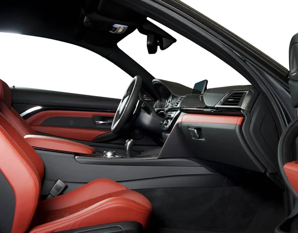 現代の高級車インテリア ステアリングホイール シフトレバーとダッシュボード 車の内装の豪華さの中 ステアリングホイールダッシュボードスピードメーターディスプレイ白い背景の上に隔離された赤と黒の革のコックピット — ストック写真