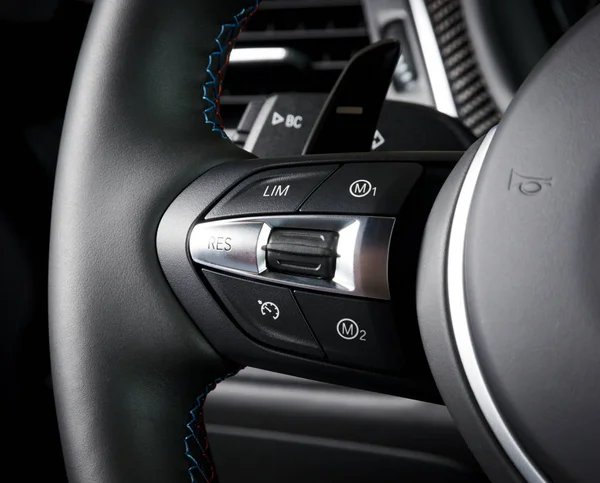 ステアリングホイールのコントロールボタン 車のインテリア 車の詳細 クルーズコントロールスイッチ — ストック写真