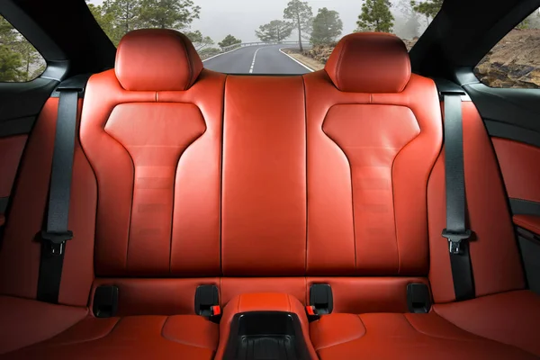 Πίσω Καθίσματα Επιβατών Μοντέρνο Πολυτελές Αυτοκίνητο Μετωπική Άποψη Κόκκινο Διάτρητο — Φωτογραφία Αρχείου