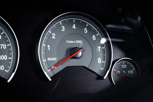 用汽车上的速度计 每分钟发动机的轮转特写 — 图库照片