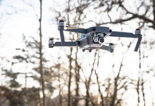 İnsansız hava aracı, insansız helikopter uçuşu, bulanık arka planda uçmak.