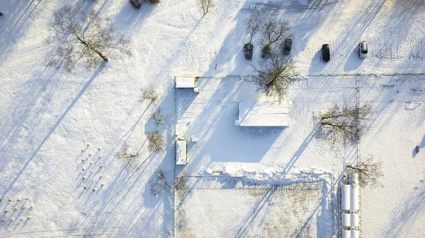 从空中俯瞰积雪覆盖的公园 在从上面看到的雪地上 常绿的树木和脚印生机勃勃 — 图库照片