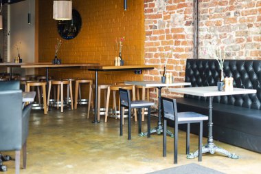 Sokak Avrupa sokak açık kafede boş tabloların görünümü