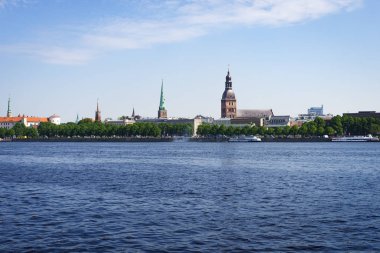 Riga şehrinin panoramasında nehir üzerinde köprü var.