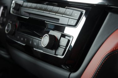 Modern araba iç mekanındaki havalandırma panelini kapat.