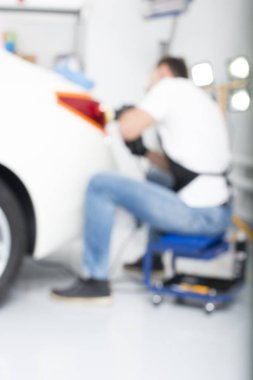 Kaportacıda araba cilalarken, araba temizlerken görüntüler bulanıklaştı.