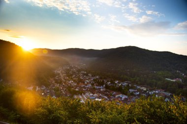 Avrupa 'nın orta kesimindeki kırmızı çatıları ve rahat caddeleri olan Avrupa köyünün hava aracı kuş bakışı fotoğrafı, güzel doğal sabah ışıkları ve vadide sis