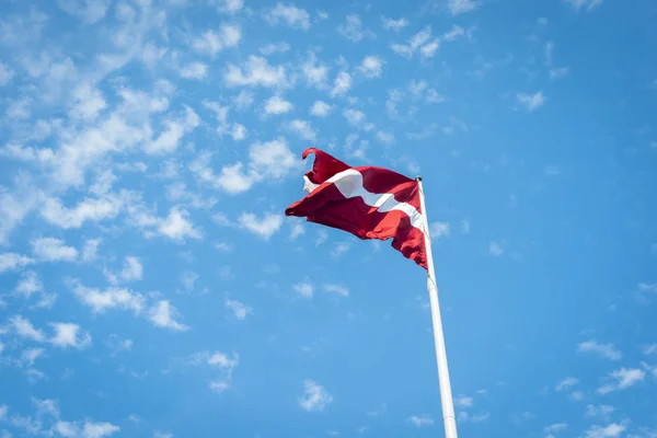 Флаг Латвии Над Голубым Небом Фоне Облаков — стоковое фото