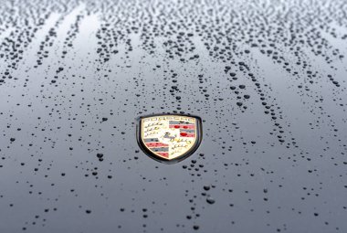 Sankt-Petersburg, Rusya, 22 Eylül 2018: Porsche Logosu yağmur damlaları olan siyah bir arabanın üzerinde. Ferdinand Porsche şirketi 1931 yılında Stuttgart 'ın merkezinde ana ofislerle kurdu..