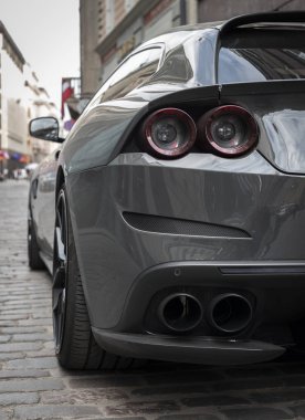 Riga, Letonya - 14 Mayıs 2018: Ferrari Ff marka yeni yarış arabası Riga sokaklarına park edildi