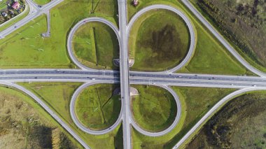 Otoyol kavşağının hava görüntüsü. Yol kavşağı. Ormandan geçen bir otoyolun havadan çekilmiş fotoğrafı.