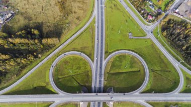 Otoyol kavşağının hava görüntüsü. Yol kavşağı. Ormandan geçen bir otoyolun havadan çekilmiş fotoğrafı.