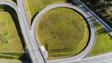 Otoyol kavşağının hava görüntüsü. Yol kavşağı. Ormandan geçen bir otoyolun havadan çekilmiş fotoğrafı.