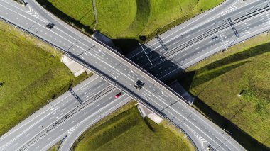 Otoyol kavşağının hava görüntüsü. Yol kavşağı. Ormandan geçen bir otoyolun havadan çekilmiş fotoğrafı.