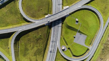 Otoyol kavşağının hava görüntüsü. Yol kavşağı. Ormandan geçen bir otoyolun havadan çekilmiş fotoğrafı.