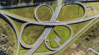 Otoyol kavşağının hava görüntüsü. Yol kavşağı. Ormandan geçen bir otoyolun havadan çekilmiş fotoğrafı.