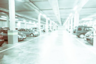 Bulanık görüntü / otopark - çok katlı otoparkın dahili görüntüsü, arabalı yeraltı otoparkı.
