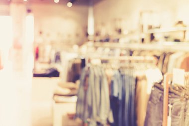 Bulanık lüks giyim mağazası alışverişte