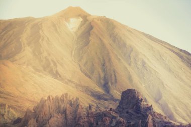 Dağlarda canlı bir gün doğumu.