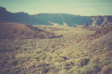 Dağlarda canlı bir gün doğumu.