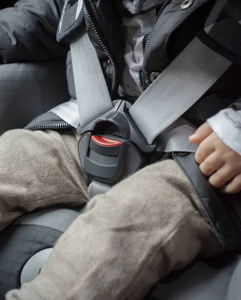 Μικρό Παιδί Δεμένο Ζώνη Ασφαλείας Στο Κάθισμα Του Αυτοκινήτου Κοντά — Φωτογραφία Αρχείου