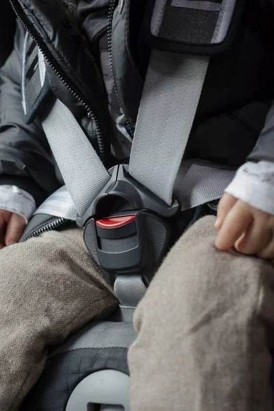 Bambino Piccolo Allacciato Con Cintura Sicurezza Nel Seggiolino Auto Sicurezza — Foto Stock