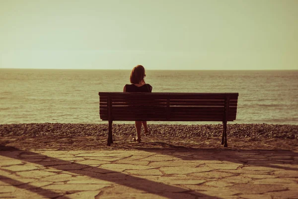 Silhouette Young Woman Sitting Alone Bench Front Ocean — Stock Photo, Image