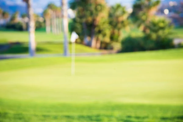 Yeşil Çimenli Golf Deliği Bayrağı Bulanık Görüntü Arkaplanı — Stok fotoğraf