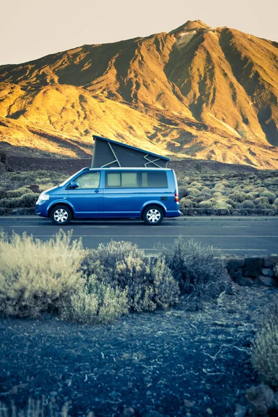 Small Travel Vehicle Camping Van Big Car Folding Rooftop Bed — Stock Photo, Image