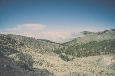 Dağlarda canlı bir gün doğumu.