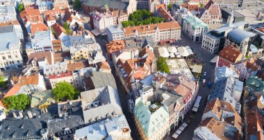 Riga, Letonya 'da güzel renkli binaları ve caddeleri olan eski şehrin en iyi manzarası.