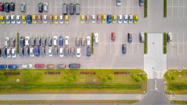 Araba otoparkı yukarıdan görünüyor, hava manzaralı. Üst Manzara. Bir sürü hareketli araba güneşli bir gün, bayilik