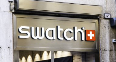 Verona, İtalya - 10 Aralık, Verona 'daki mağazada Swatch şirketinin logosu. Swatch İsviçre merkezli dünyaca ünlü bir saat şirketidir.