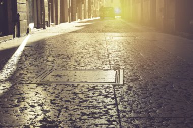 İtalya, Verona 'da dar bir sokak. Mimari ve dönüm noktası, rahat italyan şehri