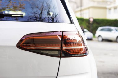 Verona, İtalya, 09 Aralık 2018: Volkswagen E-Golf şehrin sokaklarında, logonun yakın görüntüsü. Volkswagen merkezi Wolfsburg, Almanya 'da bulunan bir Alman otomobil üreticisi.
