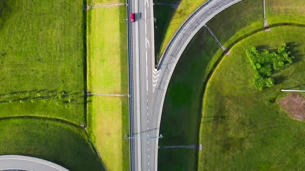 Zdjęcie Lotnicze Autostrady Przechwytywania Przechodzącej Przez Wieś Zielony Las Poruszającymi — Wideo stockowe