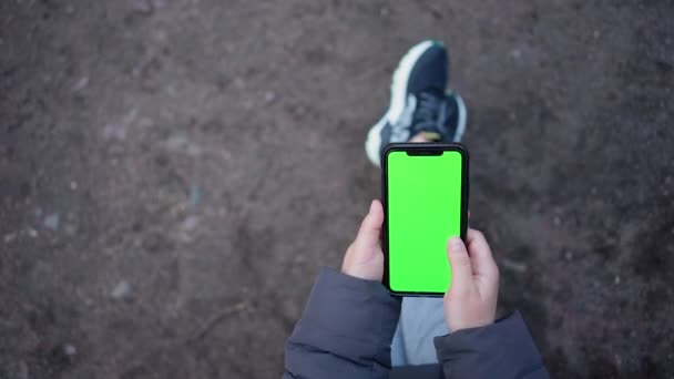 Mão Das Mulheres Segurando Smartphone Moderno Tocando Tela Verde Passando Videoclipe