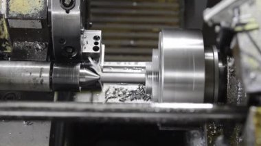 Operasyon sırasında torna. Modern bir fabrika. Alet edevat dükkanı. Turner Meslek Soğutma Teknolojisi.