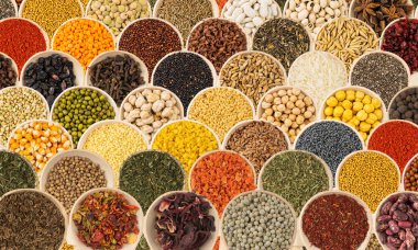 Tahta kaşıklarda baharat koleksiyonu, yama işi.