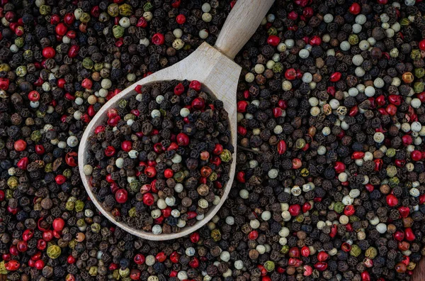 Cinq Mélanges Maïs Poivré Cinq Variétés Dans Une Cuillère Bois — Photo