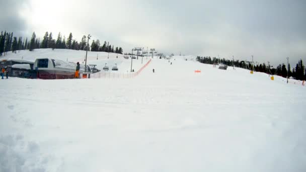 Tijdsverloop Van Stoeltjesliften Skiërs Met Snowboarders Die Heuvel Afrijden Een — Stockvideo