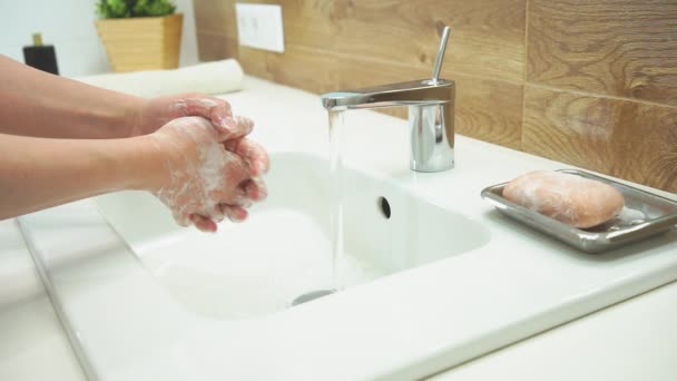 Mãos Mulher Lavar Mãos Uma Pia Com Espuma Para Lavar — Vídeo de Stock