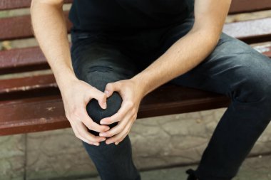 Parkta el ele tutuşan adam dizinden yaralı.