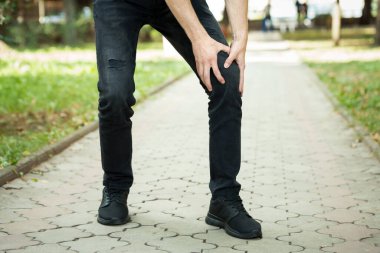 Parkta el ele tutuşan adam dizinden yaralı.