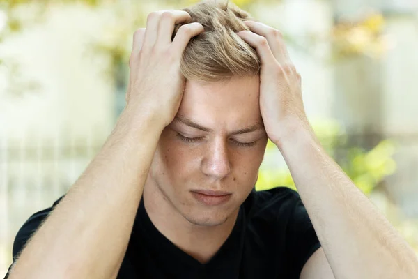 Portret Pięknego Mężczyzny Stresem Bólem Głowy Migreną Parku — Zdjęcie stockowe