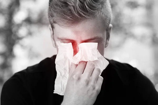 Retrato Hombre Guapo Con Gripe Hombre Soplando Nariz Parque Blanco — Foto de Stock