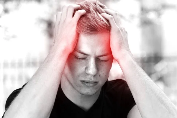 Retrato Hombre Guapo Con Estrés Dolor Cabeza Con Migraña Parque — Foto de Stock