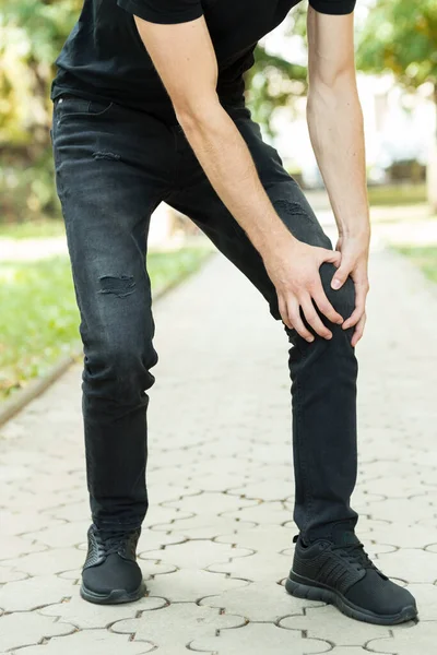 Mann Mit Schmerzenden Knien Park — Stockfoto